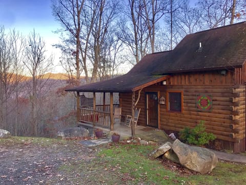 Mountaintop cabin in town. WiFi/Hot Tub/Fireplace/Satellite TV/Fire pit patio