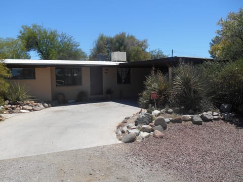 WELCOME TO A PERFCT LOCATION AND AWESOME RELAXING SPACE!