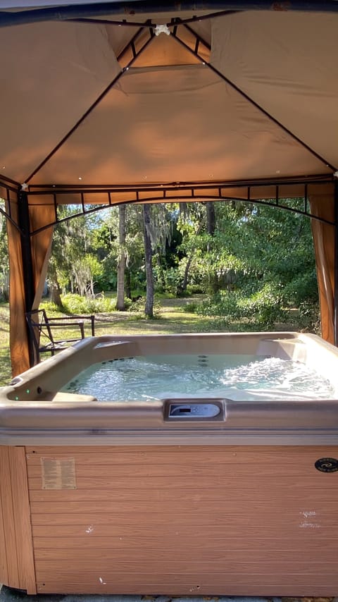 Hot tub (“jacuzzi”) 
Availability status not guaranteed due to mishap or misuse