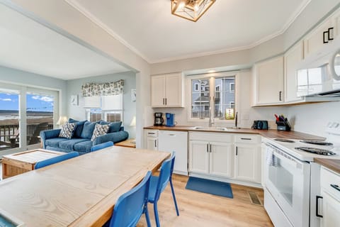 The well-stocked Kitchen has all you need to make mealtime a Bay Breeze.