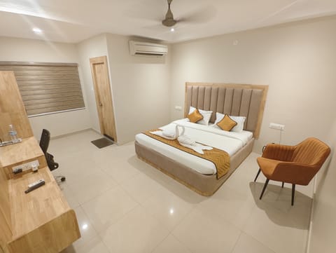 Luxury Double or Twin Room | Egyptian cotton sheets, premium bedding, laptop workspace