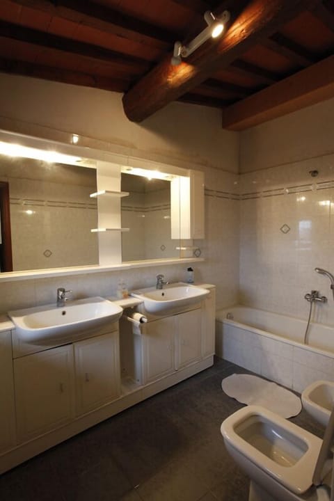 Doppia Standard, 1 letto queen, non fumatori (Alba) | Bathroom | Shower, rainfall showerhead, free toiletries, hair dryer