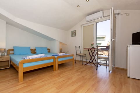 Desk, soundproofing, iron/ironing board, free WiFi