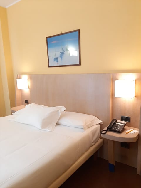 Double Room, 1 Queen Bed, Non Smoking | Minibar, in-room safe, desk, soundproofing