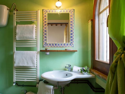 Shower, free toiletries, hair dryer, bidet