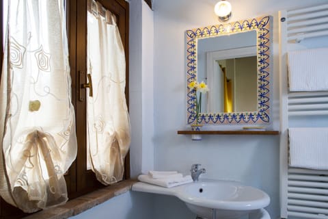 Double Room, Terrace | Bathroom | Shower, free toiletries, hair dryer, bidet