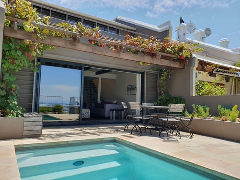 Exclusive Cottage, 3 Bedrooms, Pool Access, Mountain View (7 Bayview Terrace 2 night min stay) | Terrace/patio