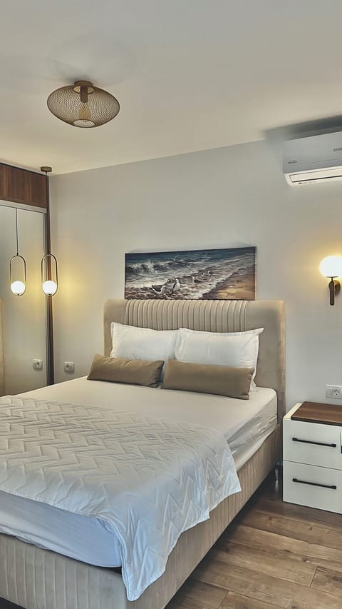 Elite Apartment | Premium bedding, individually decorated, desk, laptop workspace