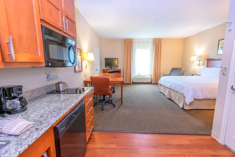 Full-size fridge, microwave, dishwasher, coffee/tea maker