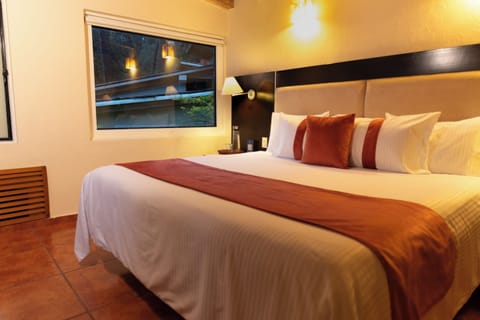 Suite, 1 King Bed | Desk, free WiFi