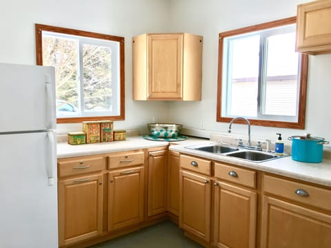 KITCHENETTE: opens out to back yard for quick &easy hot tub & pool access