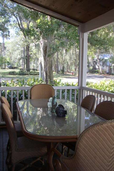 Screened Back Porch
Seats 6