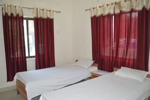 Basic Double or Twin Room, 2 Twin Beds, Non Smoking | WiFi (free)