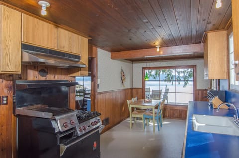 Wolf gas range with griddle and 30" oven makes it fun and easy to cook.