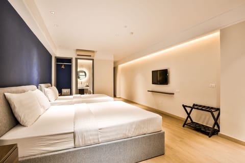 Family Room | Minibar, in-room safe, desk, blackout drapes