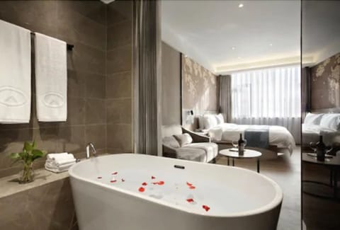 Deluxe Double Room | Minibar, in-room safe, desk, blackout drapes