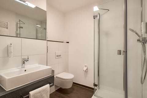 Superior Double Room | Bathroom | Shower, free toiletries, hair dryer, towels
