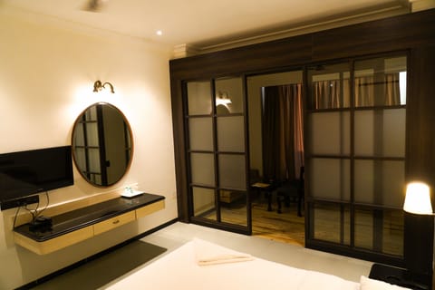 Superior Studio Suite | In-room safe, desk, blackout drapes, soundproofing