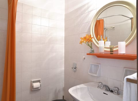Single Room | Bathroom | Shower, hair dryer, bathrobes, towels