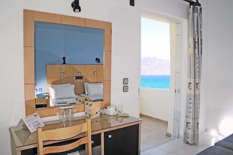 Minibar, in-room safe, desk, free WiFi