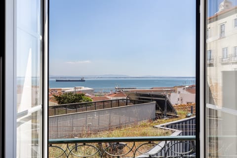 Sunny apartment with stunning views over Alfama roofs and Tagus river