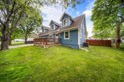 Bigger than appears + Guest House in backyard.  Large Groups Welcome! 
Sleeps 20