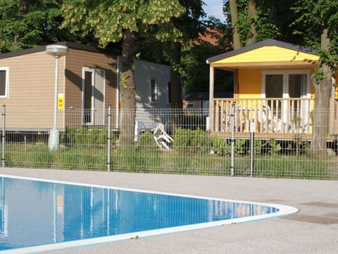 Property, Swimming Pool, House, Home, Real Estate, Building, Residential Area, Leisure, Cottage, Fence