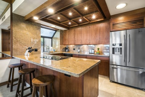 Fully Equipped Kitchen with Breakfast Bar, Refrigerator and Coffee Maker