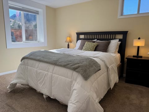 1st bedroom, queen bed, great views of flatirons!