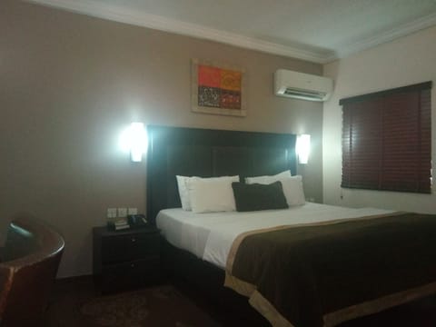 Executive Suite, 1 Queen Bed, Non Smoking, Pool View | Individually decorated, desk, free WiFi, bed sheets