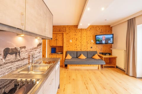 Superior Condo (Hufeisen) | Living area | Flat-screen TV