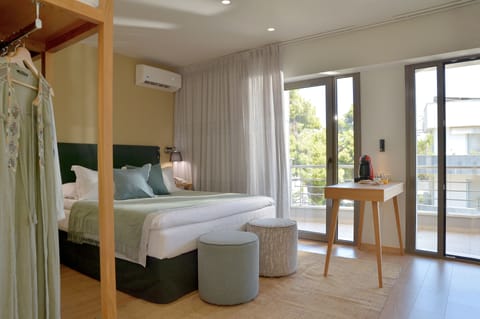 Junior Queen Room | Pillowtop beds, free minibar, in-room safe, desk