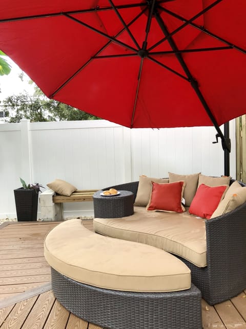 Cozy up siesta on this circular daybed that opens to make room for conversations