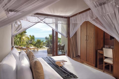Master Suite with Bathtub | Cribs/infant beds, free WiFi, bed sheets