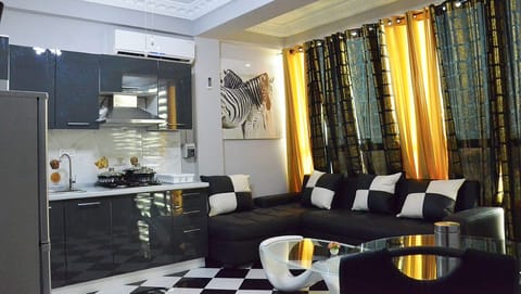 Executive Apartment | Private kitchen | Fridge, microwave, oven, stovetop