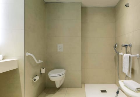 Double Room, Accessible, Non Smoking | Bathroom | Shower, towels