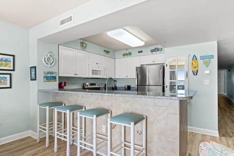 Kitchen - Enjoy a snack at the breakfast bar!