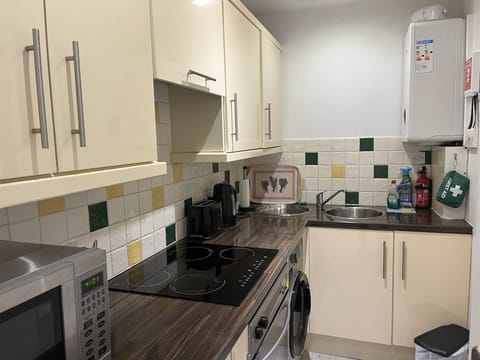 Standard Apartment, 1 Double Bed, Non Smoking | Private kitchen | Fridge, microwave, oven, electric kettle
