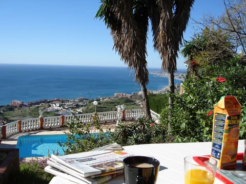 Breakfast on the patio -
 elnidoaguilas.co.uk