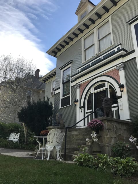 Koehler Mansion ( in foreground Priester Mansion VRBO#817328) available to rent 