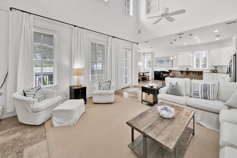 Open and spacious-Welcome in to Casa del Mar!