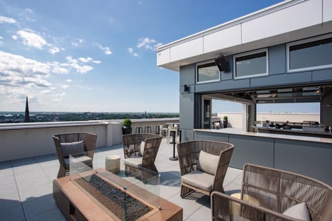 2 bars/lounges