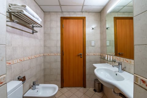 Standard Studio | Bathroom | Shower, free toiletries, towels