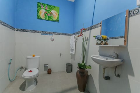 Shower, free toiletries, towels