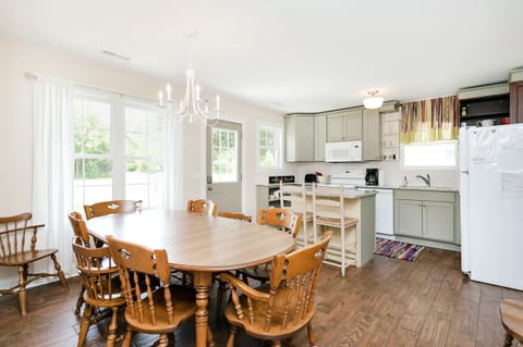Willow Cottage kitchen and dining area