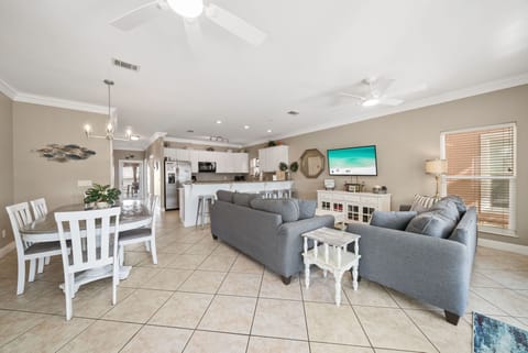 Royal Palms Retreat | 1st floor living room