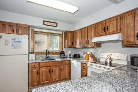 Full kitchen with new appliances and granite.