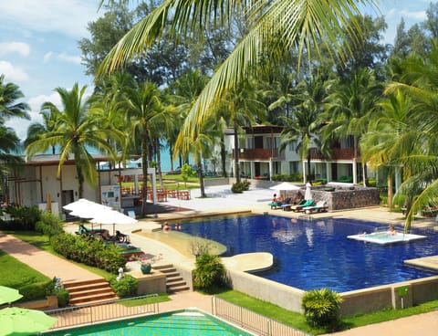 2 outdoor pools