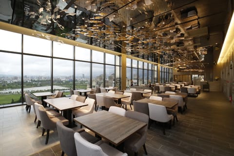 2 restaurants; breakfast, lunch, and dinner served