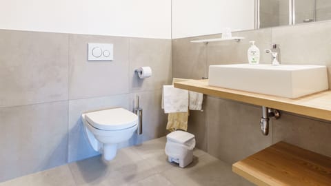 Standard Double Room, 1 Double Bed, Non Smoking | Bathroom | Shower, hair dryer, towels, shampoo